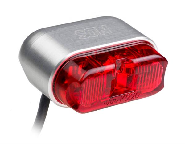 Son Rücklicht für 10 mm Gepäckträger-Rohr, silber eloxiert / Glas rot
